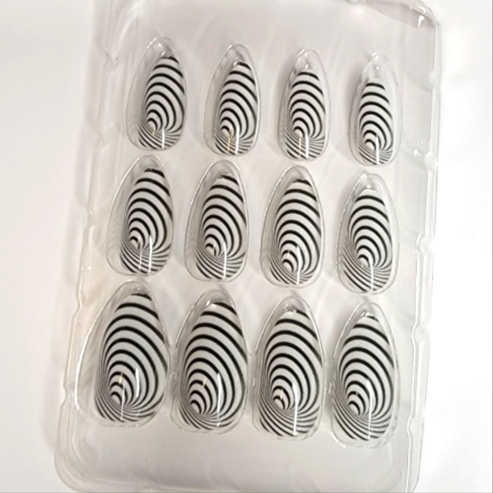 Press on Nails *Free with purchase*